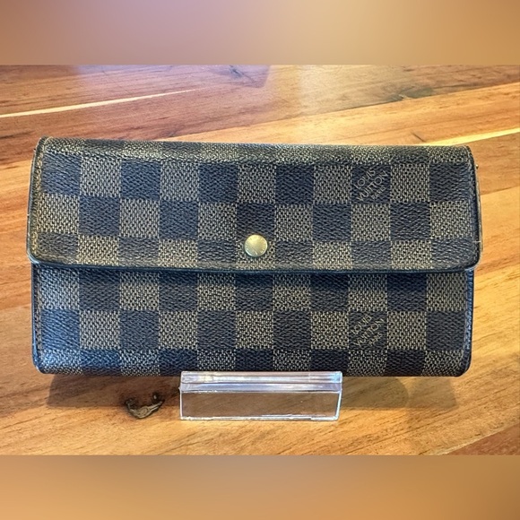 Louis Vuitton Handbags - Authentic Louis Vuitton Damier Sarah Wallet